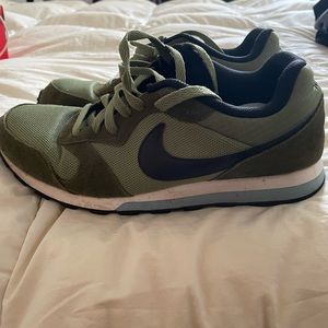Nike MD Runner 2 Size 9.5 US